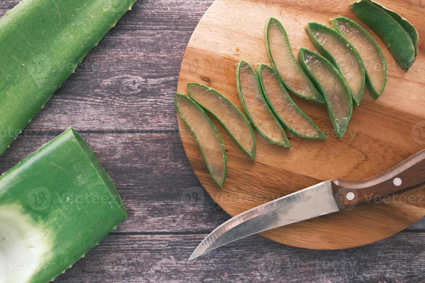 gros plan d'aloe vera frais tranché sur une planche à découper photo