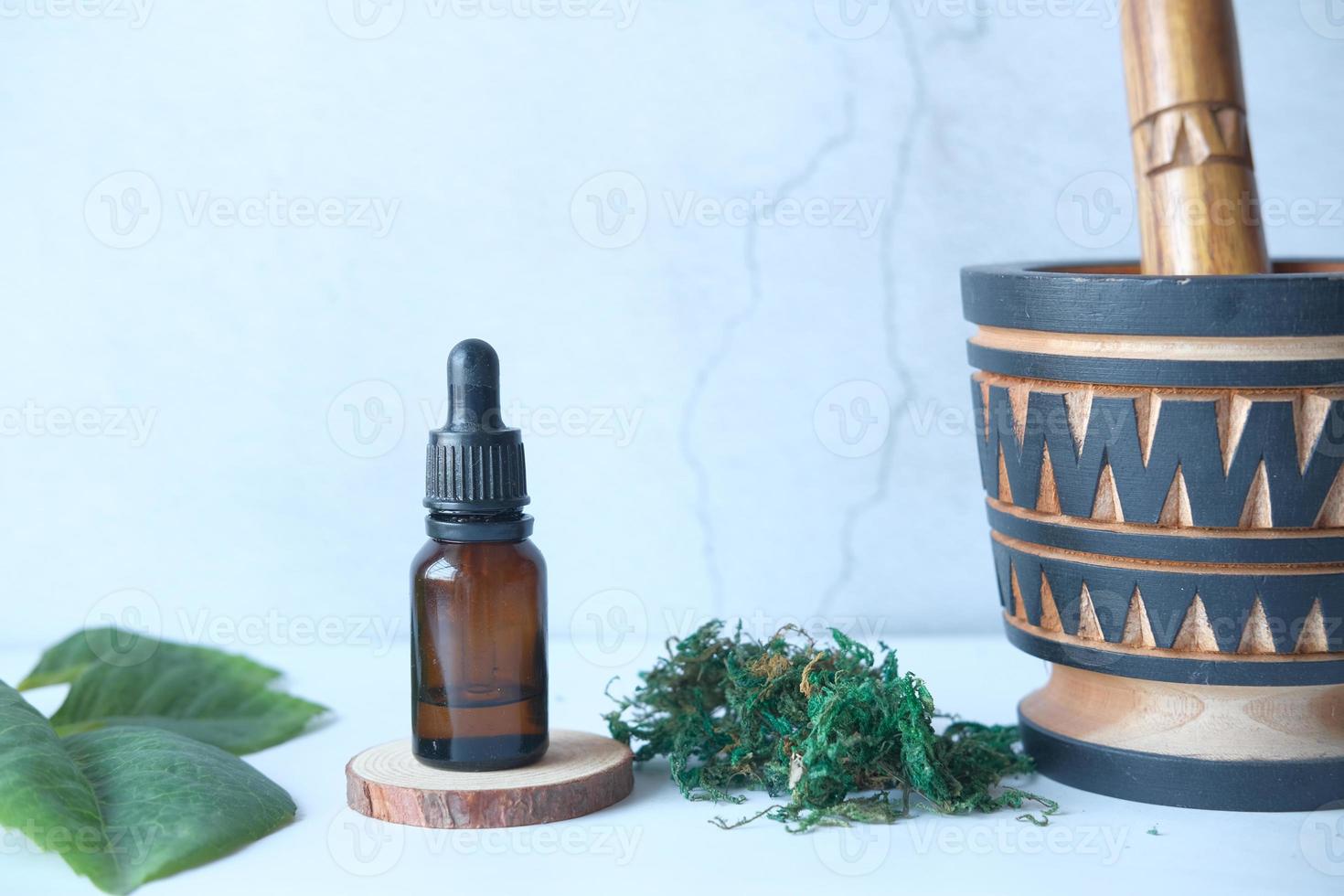 huiles essentielles d'eucalyptus dans une bouteille en verre avec feuille verte sur fond blanc photo