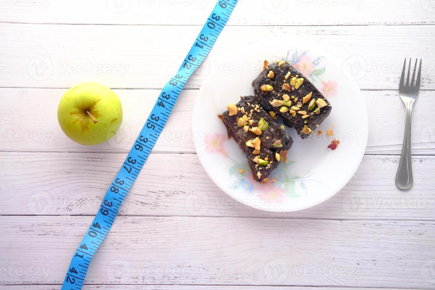 comparer la pomme et le brownie, concept d'alimentation saine photo