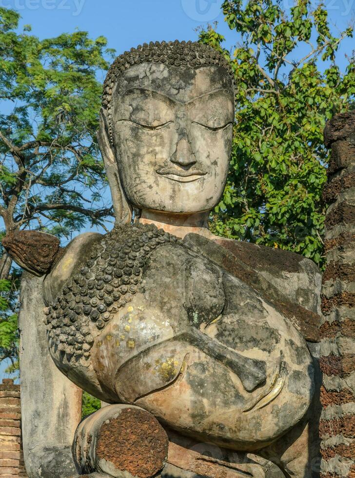 ancien Bouddha statue dans kamphaeng phet historique parc, Thaïlande photo