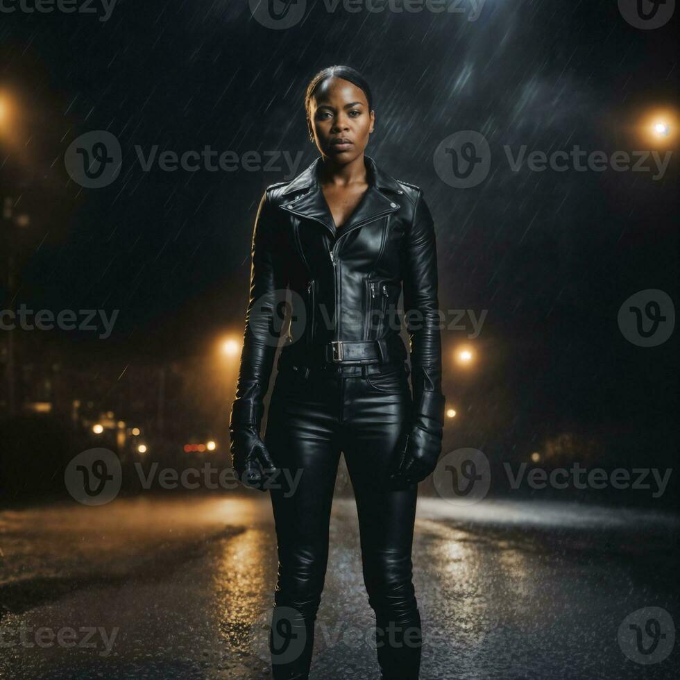 photo de fort africain femme avec noir cuir costume dans lourd pluie nuit, génératif ai