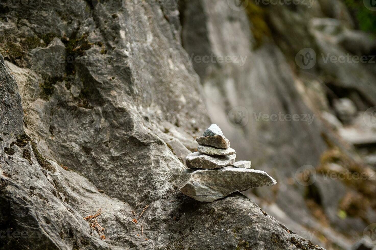 une pierre pyramide de plat des pierres de différent tailles près le Montagne photo