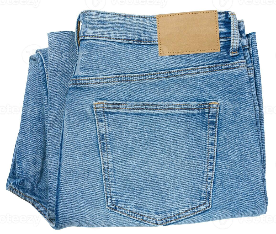 plié bleu jeans sur une blanc isolé Contexte photo