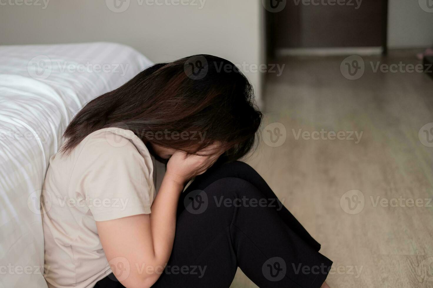 triste déprimé Asie femme Souffrance sur le blanc lit, elle est séance dans lit et émouvant sa front, sommeil désordre et stress concept photo