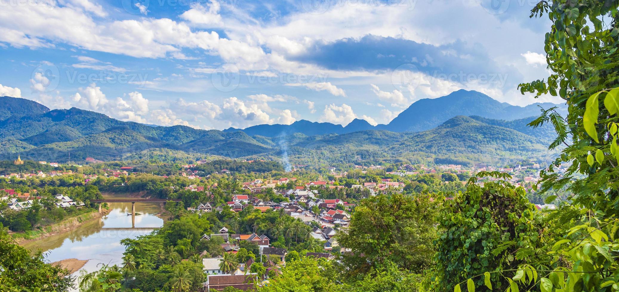 ville de luang prabang au panorama paysager du laos avec le fleuve mékong. photo