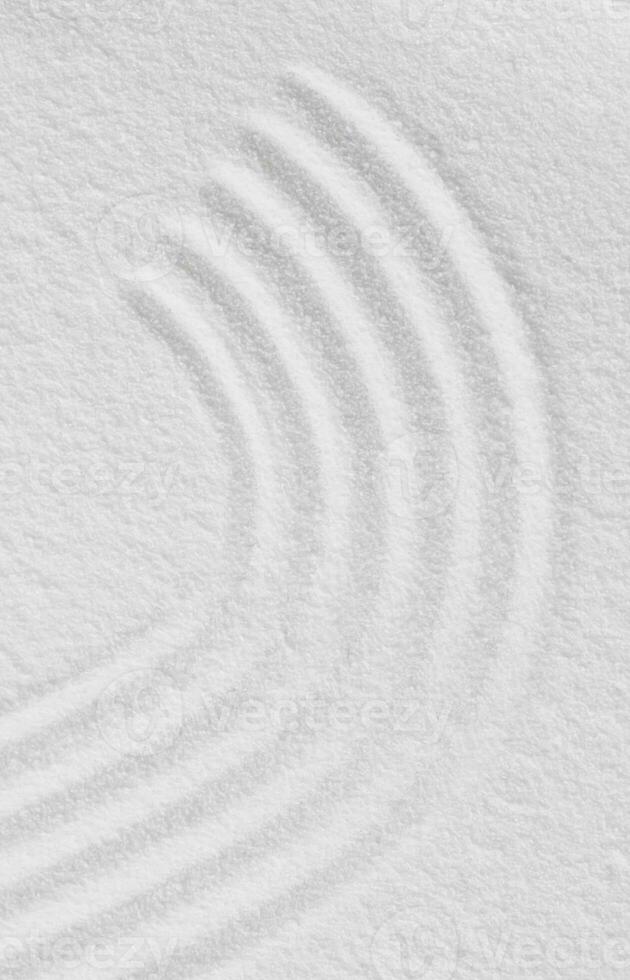 Zen jardin avec ligne modèle dans blanc le sable dans Japonais style, le sable texture avec le vague parallèle lignes modèle, harmonie, méditation, zen comme concept photo