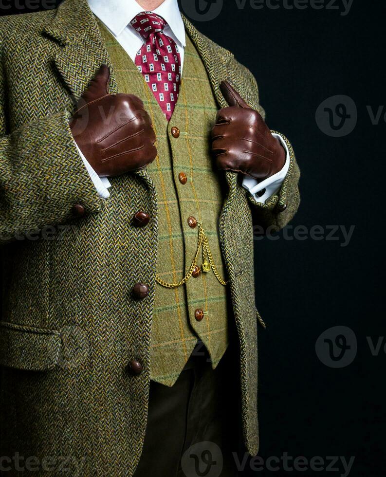 portrait de gentilhomme dans tweed costume et cuir gants permanent élégamment. ancien style et rétro mode de Anglais gentilhomme. photo