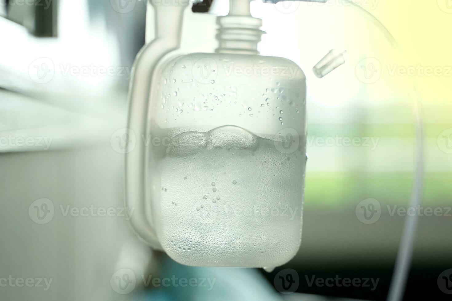 l'eau bouteille pour humidification équipement dans le oxygène jauge ensemble il est adapté à administrer nasale canule oxygène à les patients dont hypoxie est d'habitude doux et bénin. photo