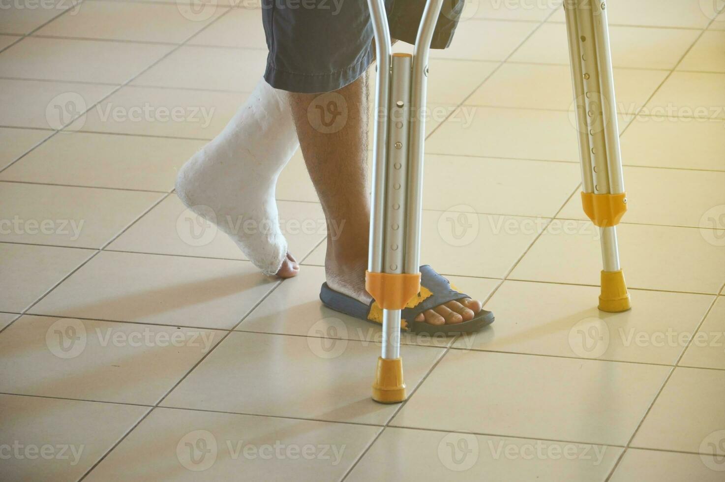 une la personne qui les usages une canne, une la personne avec une cassé jambe porte une jeter. photo