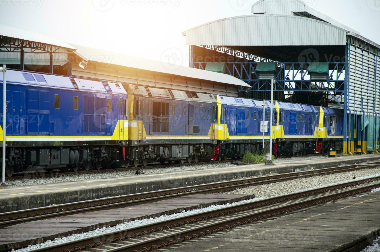 une train de diesel les trains entrer le Plate-forme cargaison et passager les trains photo