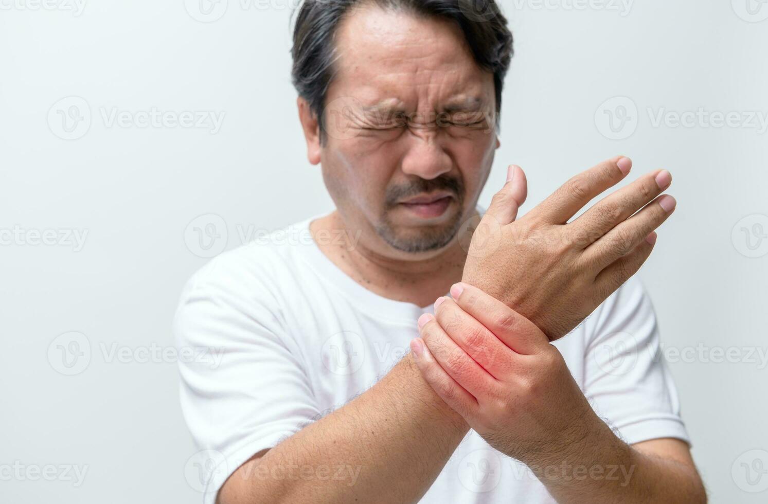 barbu homme se sentait le sien poignet blesser et masser endolori zone isolé sur blanc Contexte photo