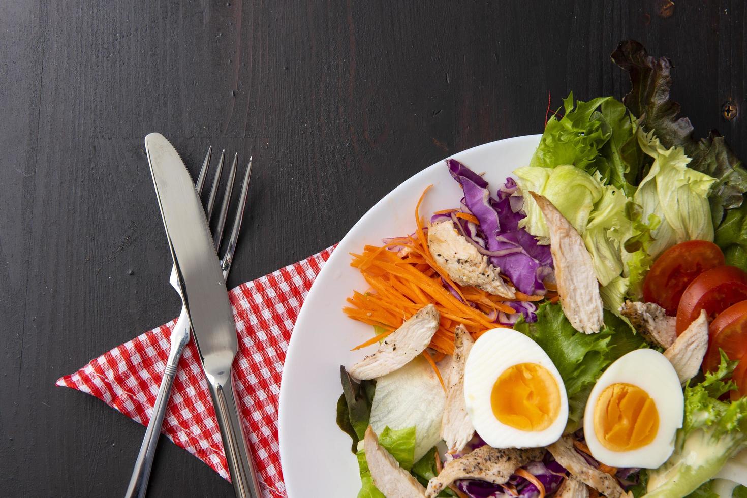 salade de légumes sur table en bois photo