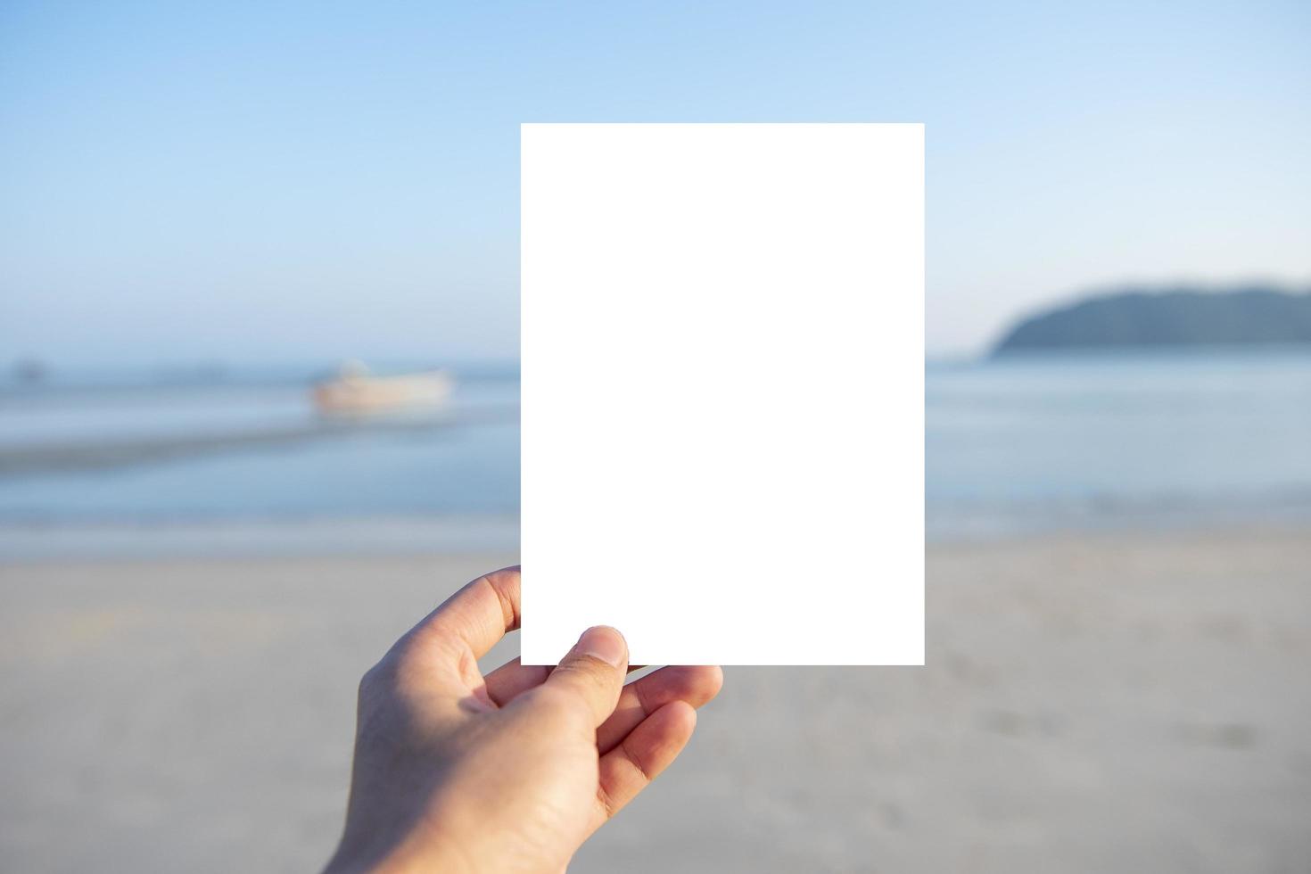carte de maquette de mariage blanc sur la plage photo