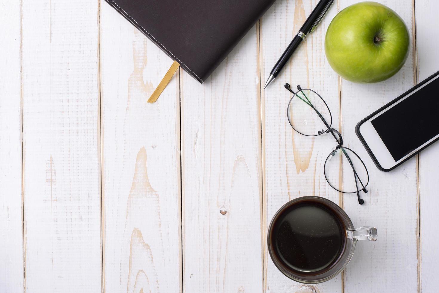 arrière-plan de la vue de dessus de l'espace de travail, accessoire de bureau sur une table en bois blanche photo