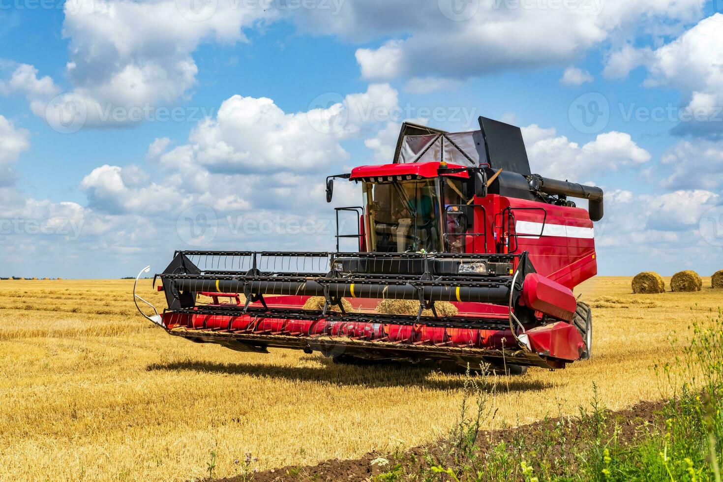 moderne lourd moissonneuses-batteuses retirer le mûr blé pain dans champ. saisonnier agricole travail photo