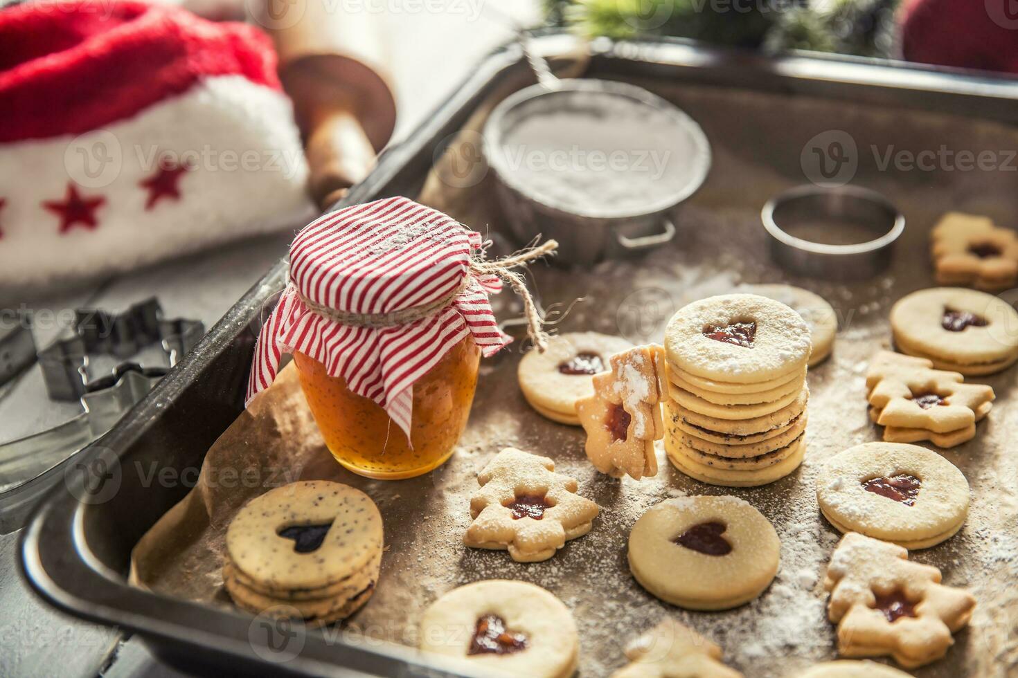 Noël linzer bonbons et biscuits confiture sucre poudre dans cuit la poêle photo