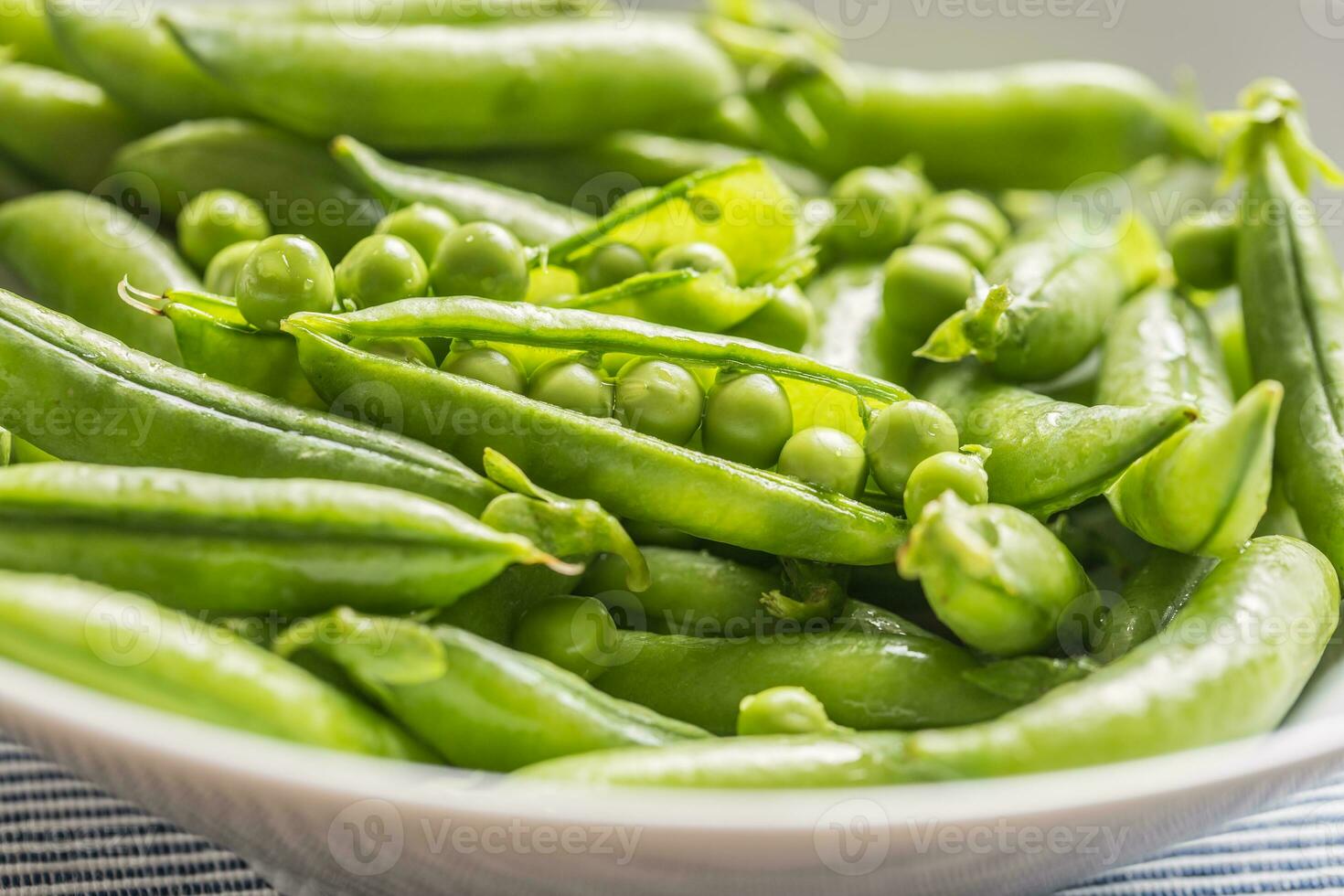 Frais vert pois des graines et dosettes - proche en haut photo