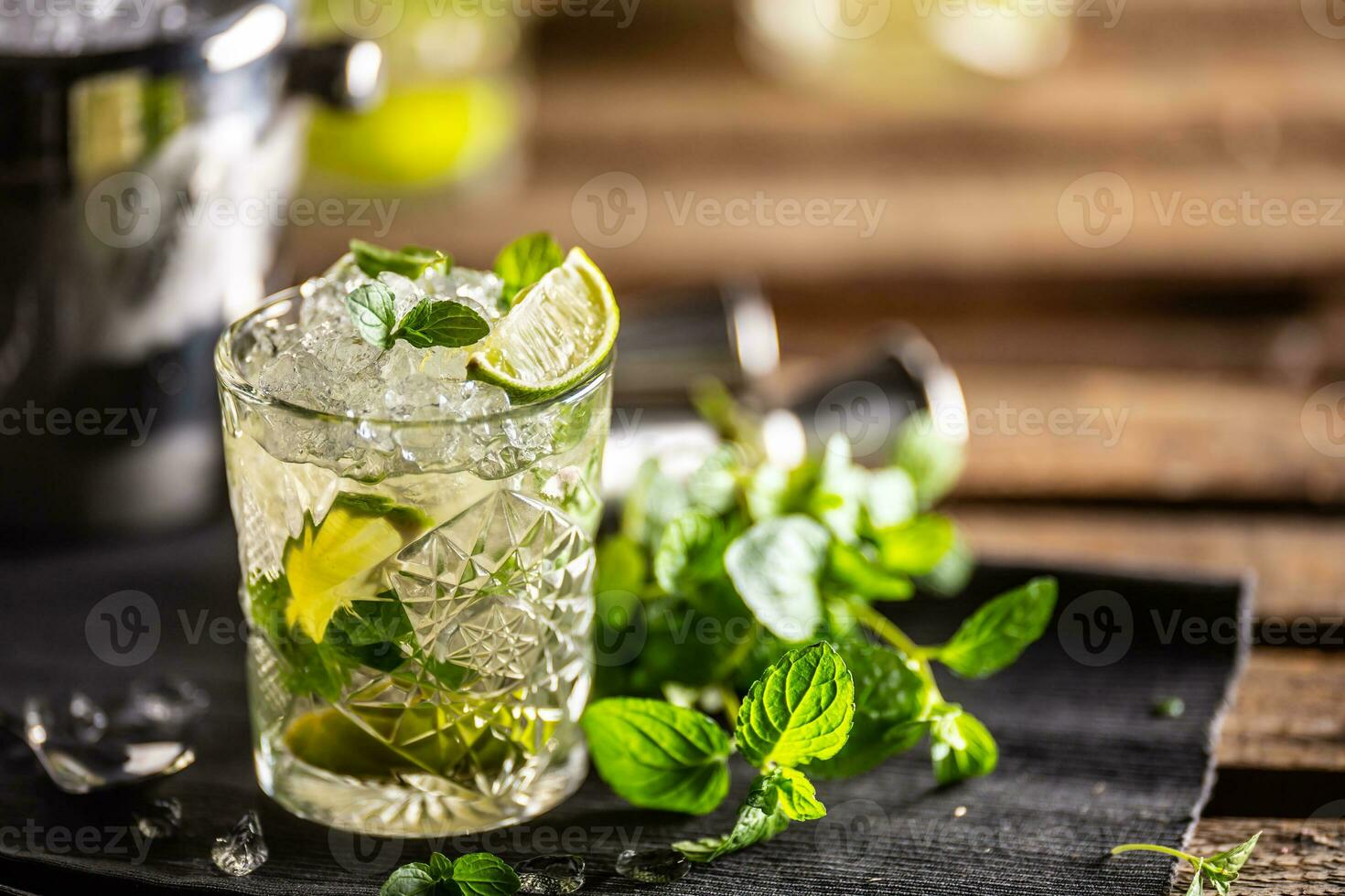 Mojito ou vierge Mojito longue Rhum boisson avec Frais menthe, citron vert jus, canne sucre et un soda photo