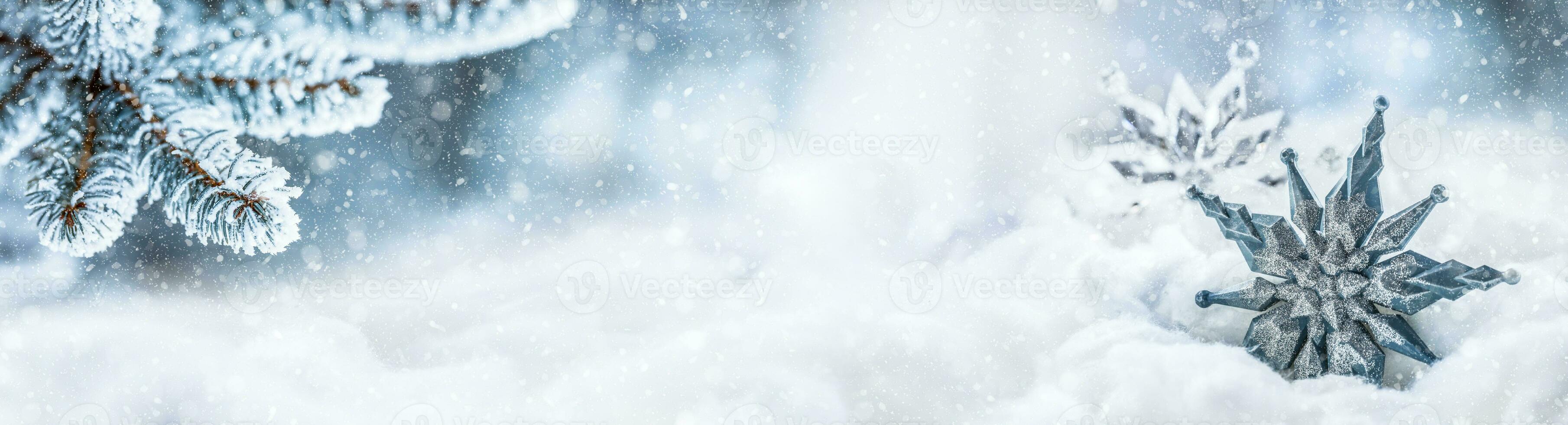 bleu Noël étoile sur neige avec sapin branches. joyeux Noël concept photo