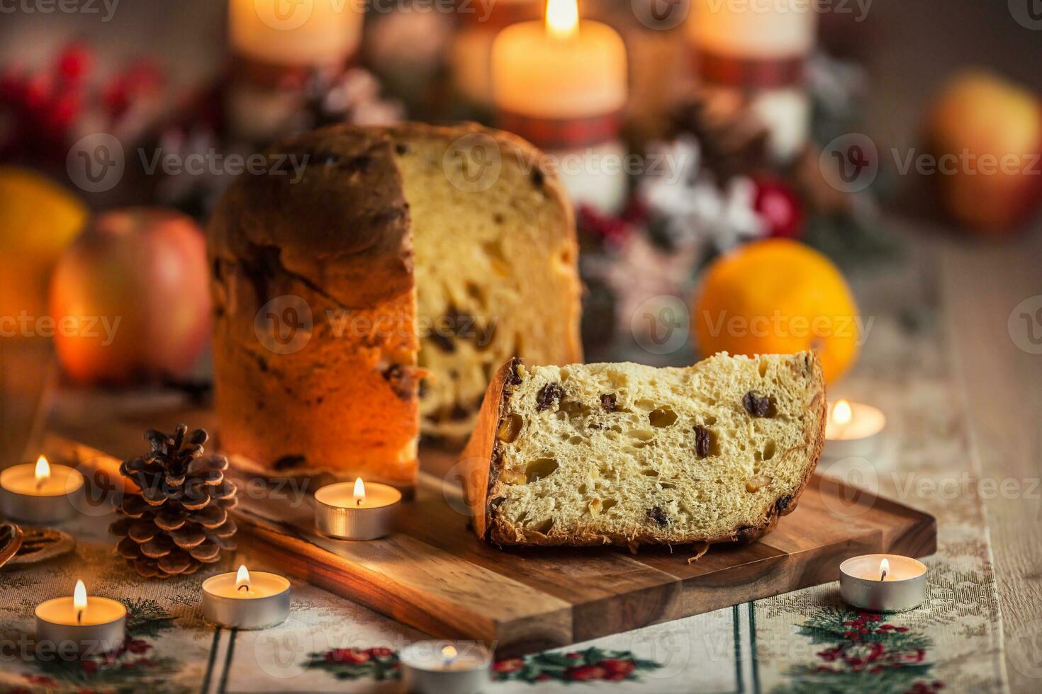 délicieux panettone sur Noël table esprit décorations et avènement couronne et bougies photo