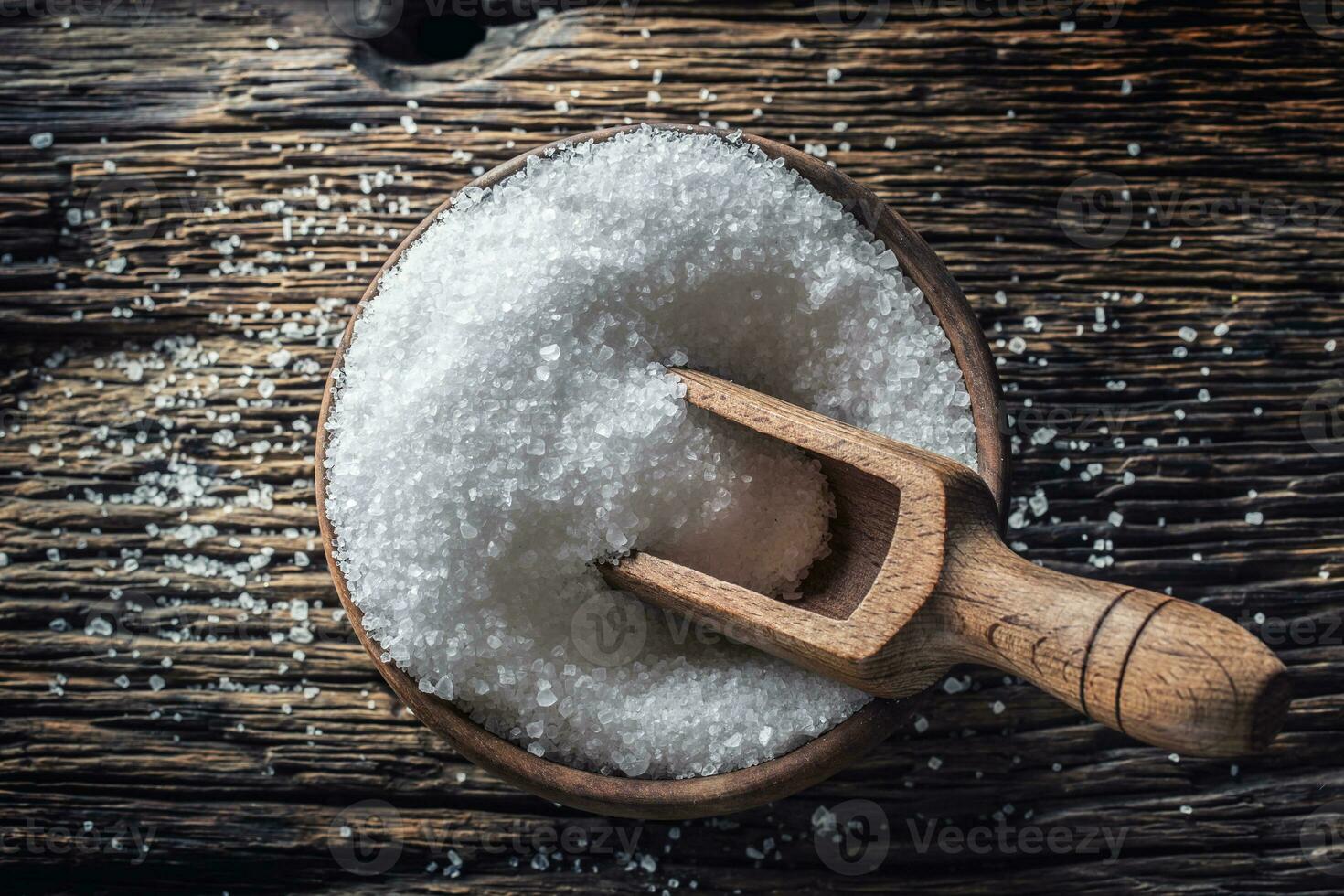 à gros grains sel dans une en bois bol avec une louche sur un vieux chêne table photo