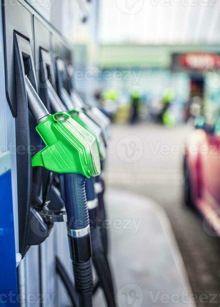 fermer carburant buses sur essence et diesel carburant photo