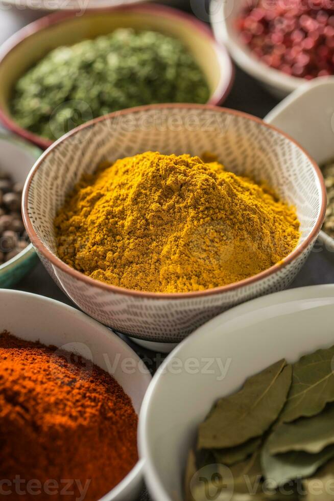 curry et variété épices et herbes dans boules photo