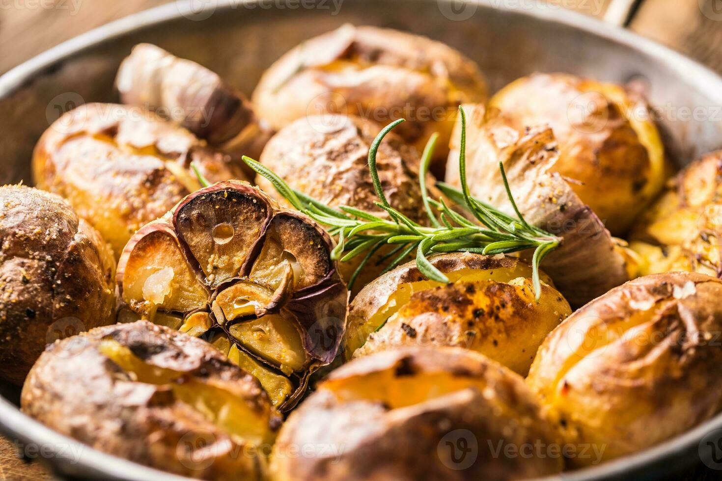 patates rôti avec Ail épices et herbes dans ancien la poêle photo