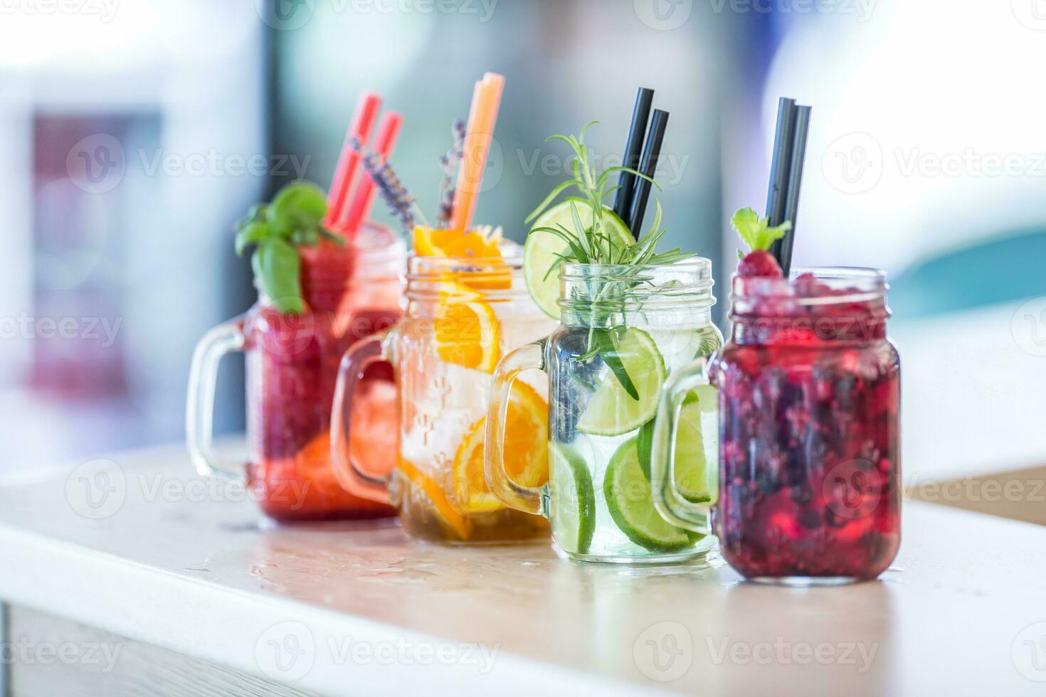 divers limonades dans le maçon pots avec Orange citron vert citron Orange des fraises et Frais fruit des fruits photo