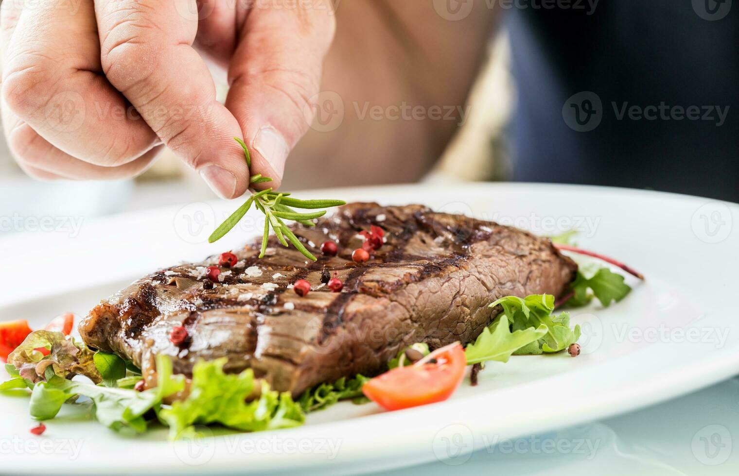 chef préparé du boeuf flanc steak avec légume décoration. photo