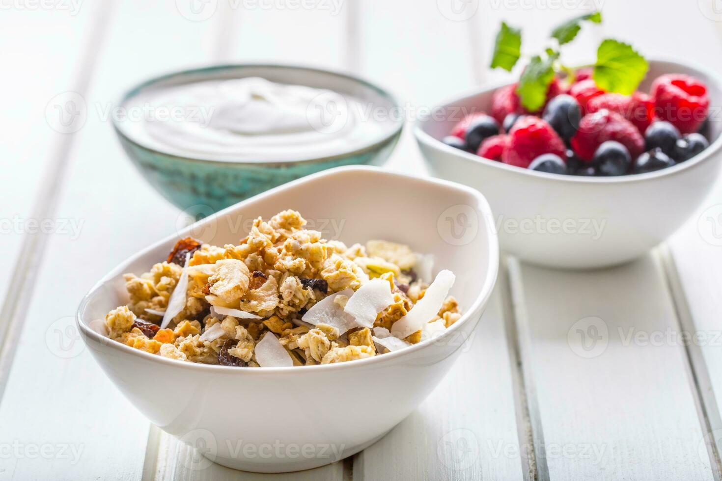 muesli Yaourt et baies. en bonne santé petit déjeuner avec yaourt granola et Frais fruit photo