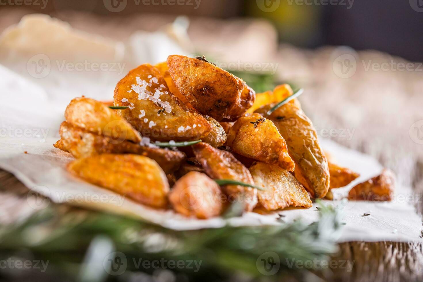 pomme de terre. rôti patates. américain patates avec sel Romarin et cumin. rôti Patate coins délicieux croustillant photo