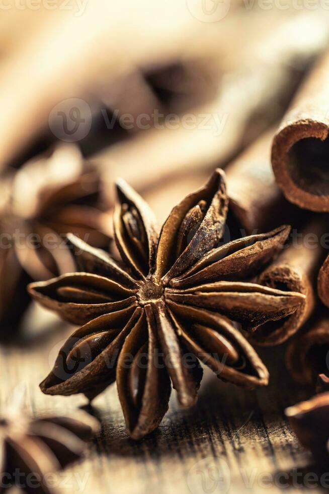 détail de étoile anis et cannelle des bâtons sur une ancien en bois surface photo