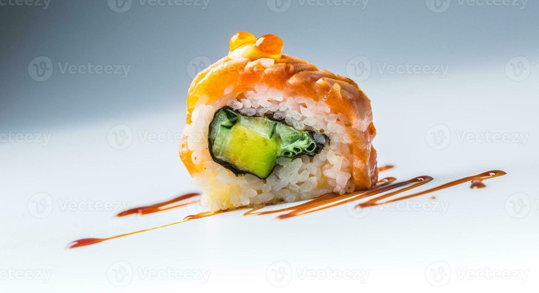 fermer-uo crême Philadelphia rouleau Sushi avec soja sauce. photo
