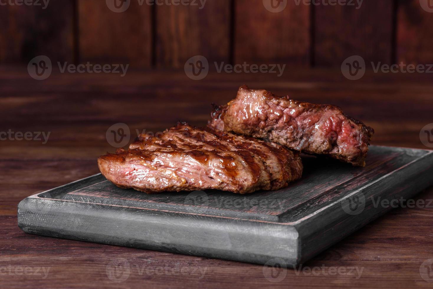 steak de boeuf délicieux frais et juteux sur fond sombre photo