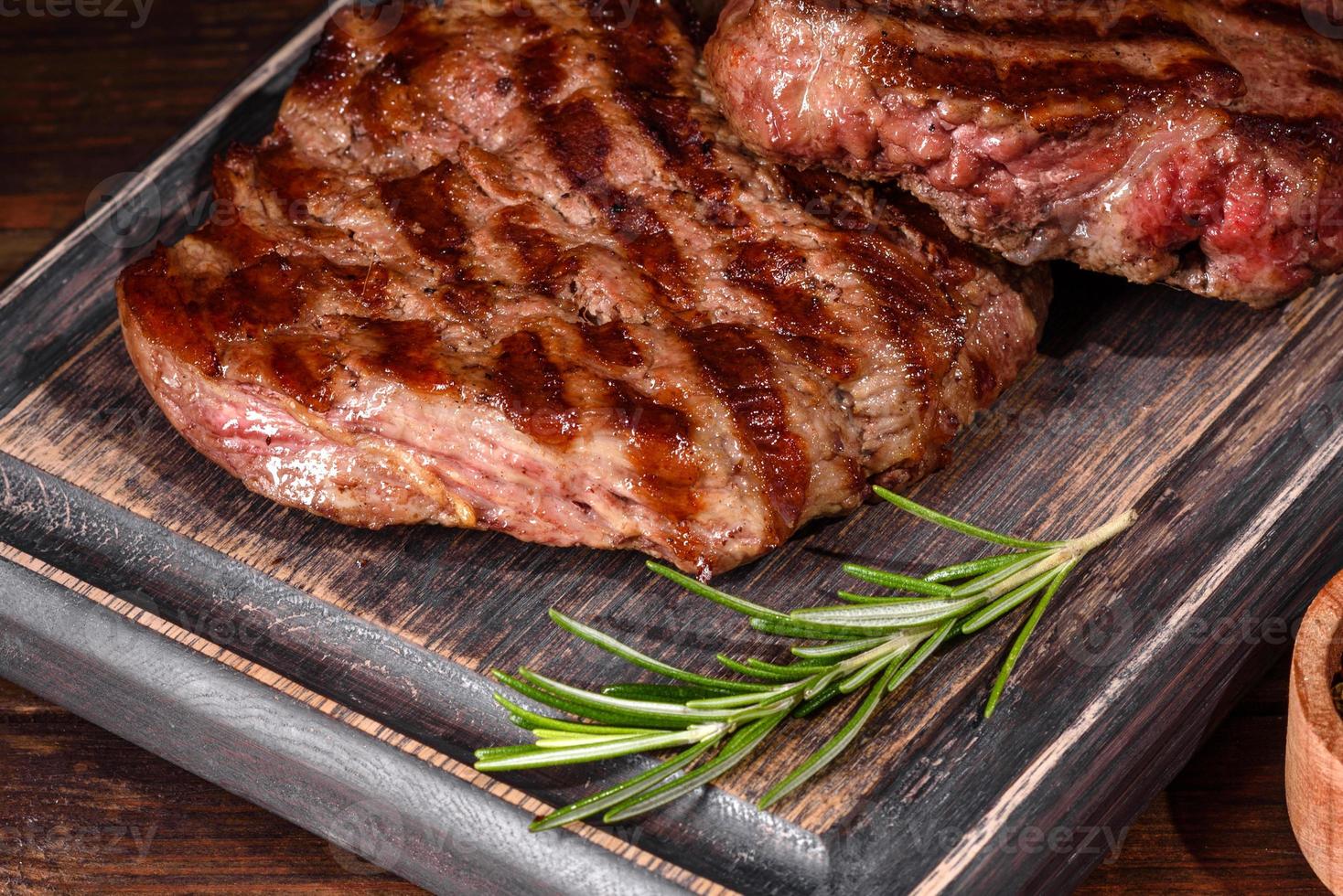 steak de boeuf délicieux frais et juteux sur fond sombre photo