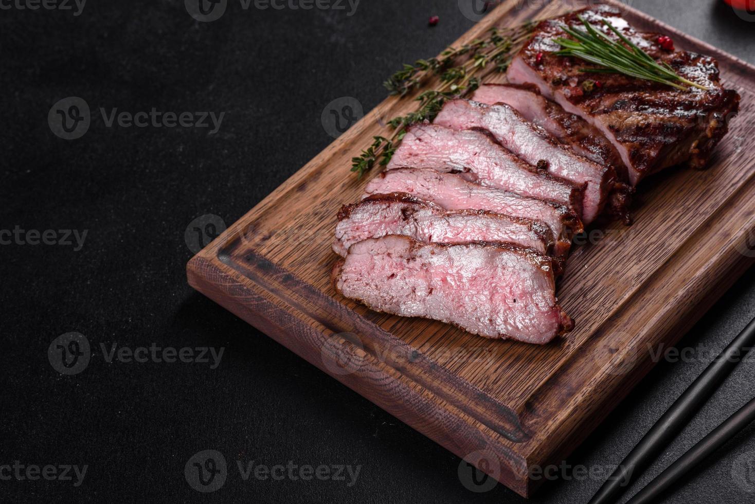 steak de boeuf délicieux frais et juteux sur fond sombre photo