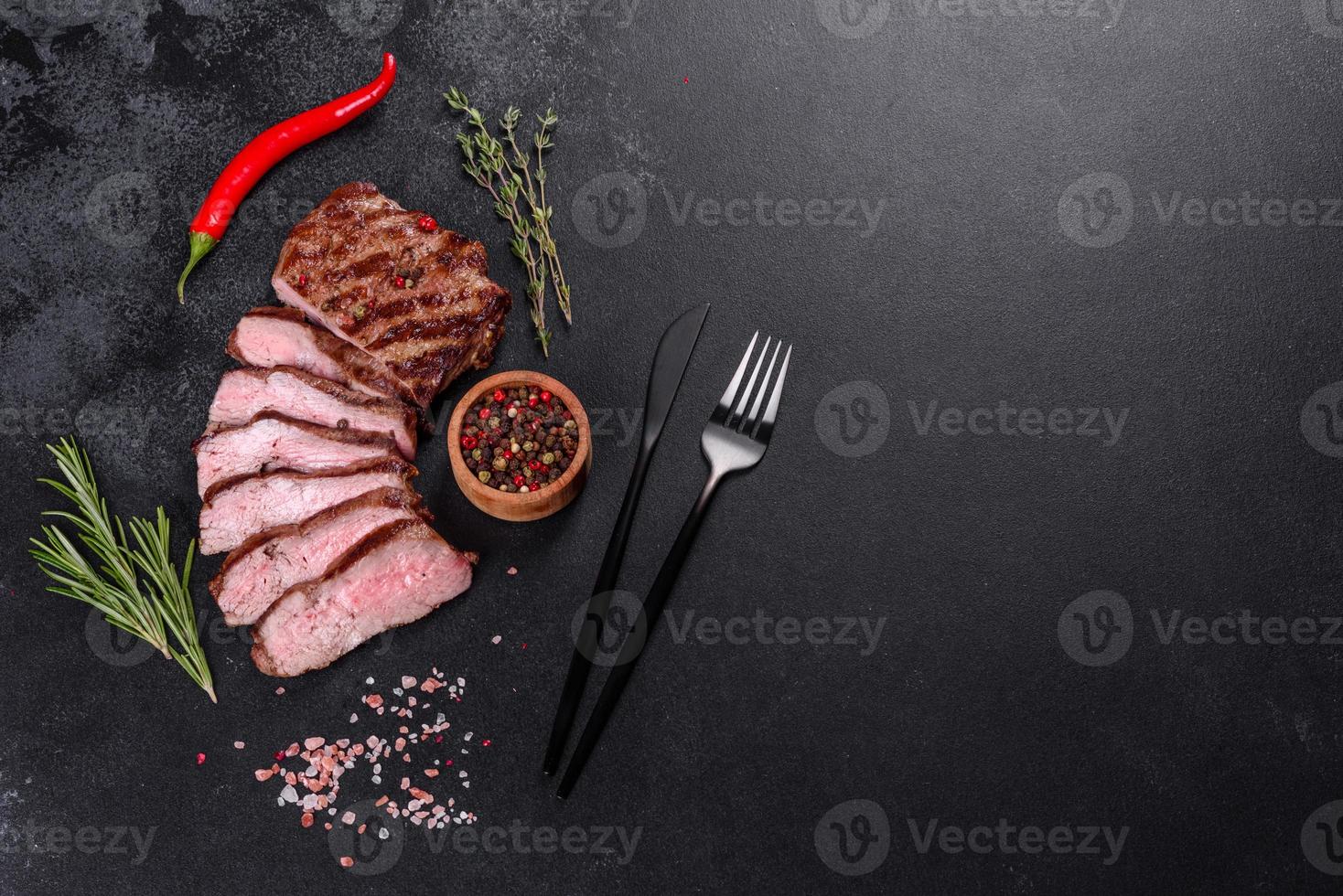 steak de boeuf délicieux frais et juteux sur fond sombre photo