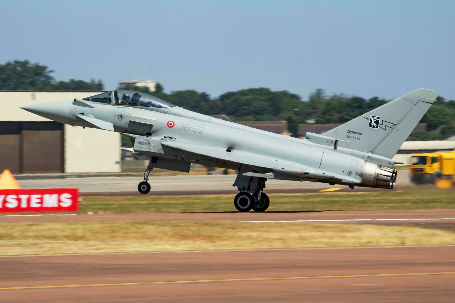 italien air Obliger eurofighter typhon mm7343 combattant jet avion arrivée et atterrissage pour riat Royal international air tatouage 2018 salon de l'aéronautique photo