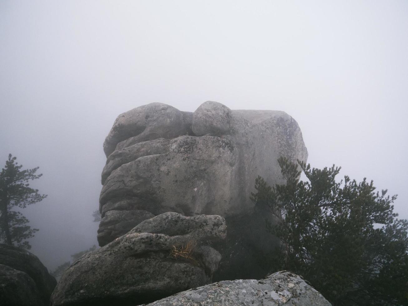 Gros rochers dans la brume dans le parc national de Seoraksan, Corée du Sud photo