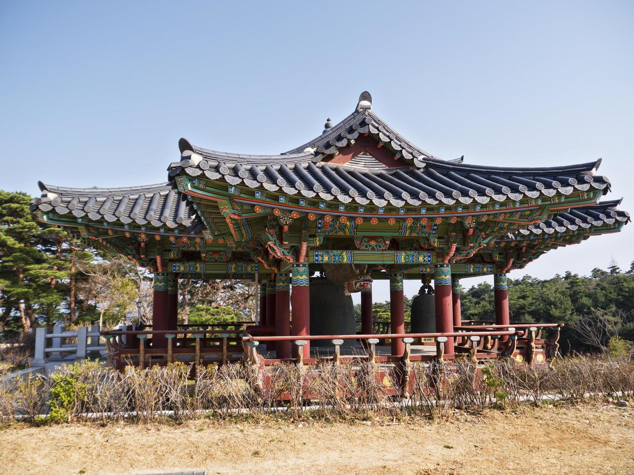bâtiment coréen traditionnel dans le temple de naksansa, corée du sud photo