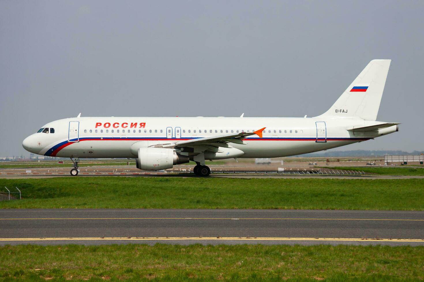 rossiya compagnies aériennes a320 ei-faj passager avion Départ et prendre de à Paris Charles de gaulois aéroport photo