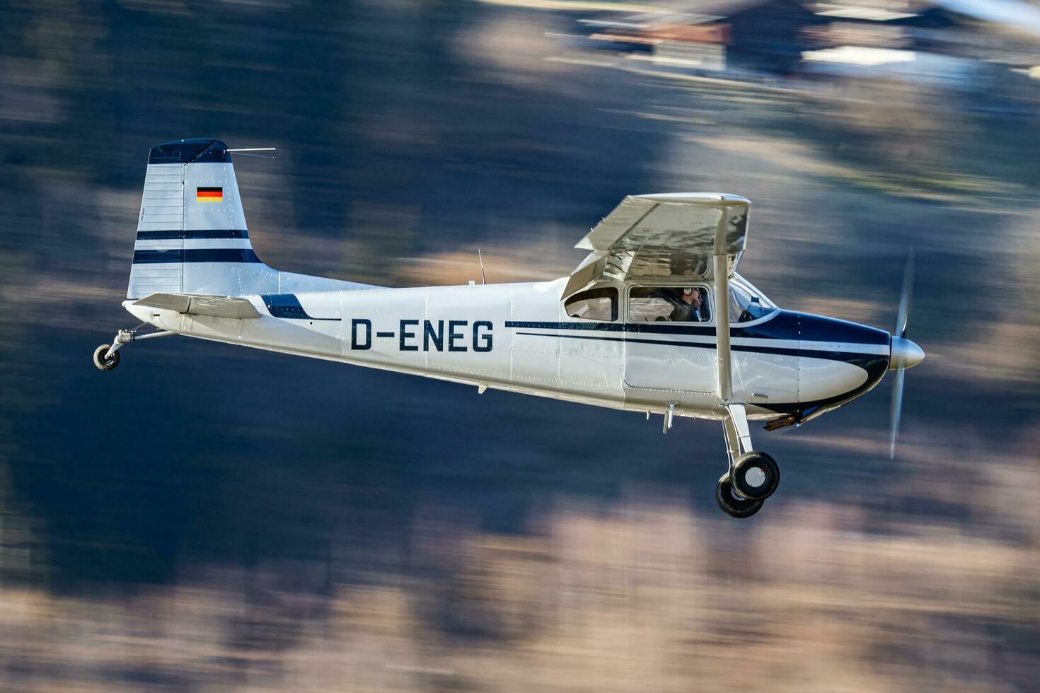 commercial avion à aéroport et aérodrome. petit et sport avion. général aviation industrie. VIP transport. civil utilitaire transport. mouche et en volant. photo