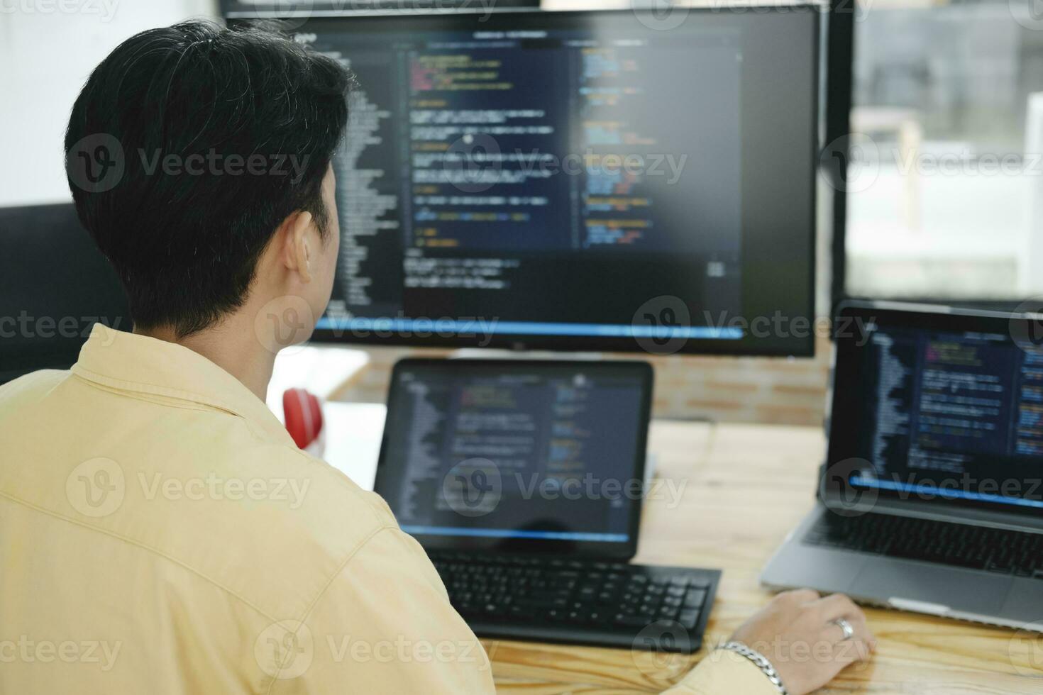 il programmeur départs travail sur bureau ordinateur. photo