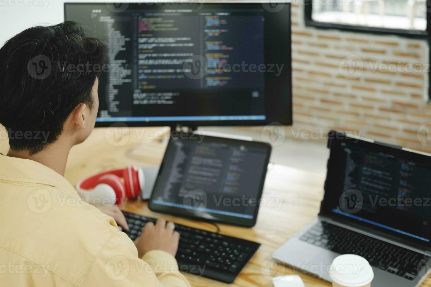 il programmeur départs travail sur bureau ordinateur. photo