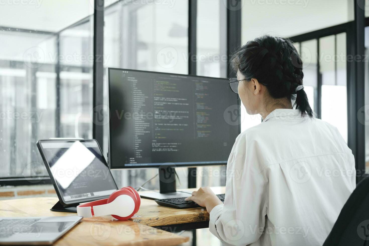 il programmeur départs travail sur bureau ordinateur. photo