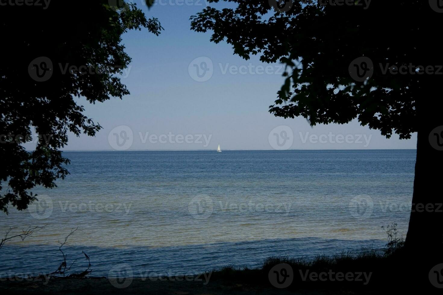 paysage avec une voile navire voile sur le bleu baltique mer photo