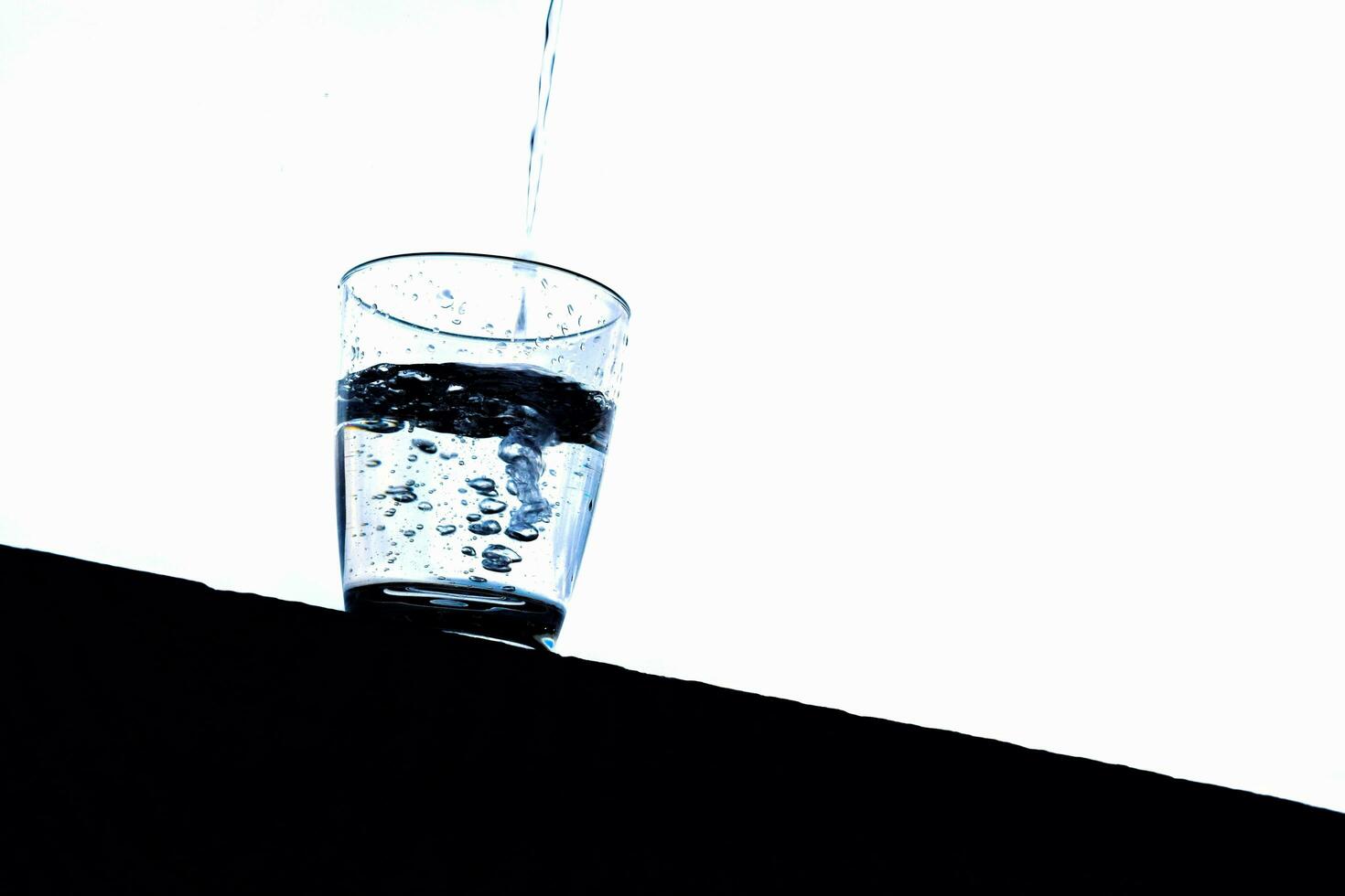 l'eau versé dans verre photo