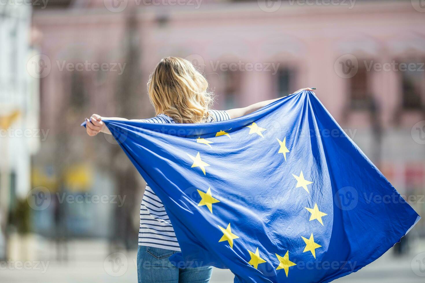 attrayant content Jeune fille avec le drapeau de le européen syndicat photo