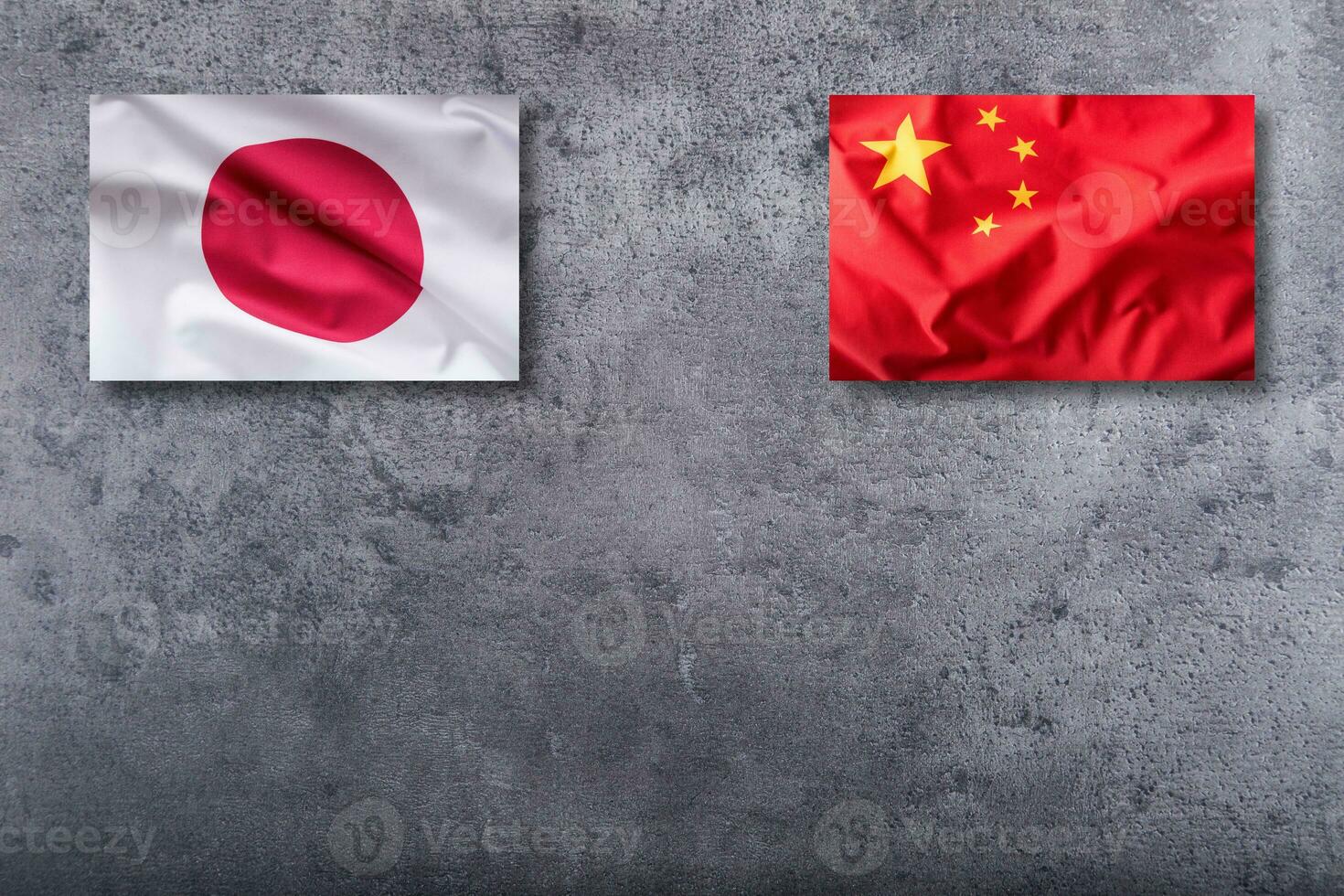 Chine et Japon drapeaux. Chine et Japon drapeau sur béton Contexte photo
